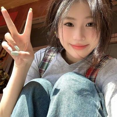 穿条纹衣的男孩